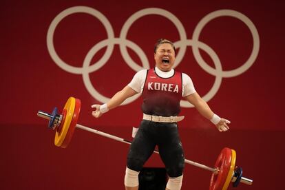 Kim Su-hyeon, de Corea del Sur, deja caer la barra durante el levantamiento de pesas femenino de 76 kg.
