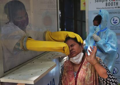 Una sanitaria toma una muestra nasal para detectar coronarivus a una paciente, en la ciudad india de Hyderabad.