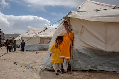 Niños en un campo de refugiados en Kabul