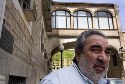 El arquitecto Eduardo Souto de Moura, delante de la biblioteca de Catalu&ntilde;a, en una foto de 2007.