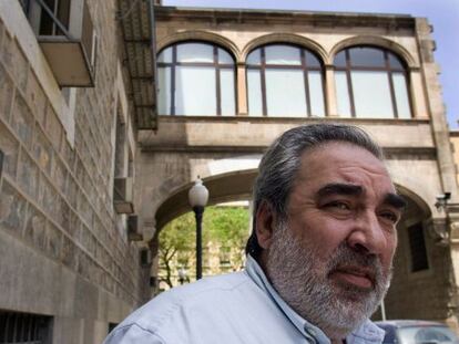 El arquitecto Eduardo Souto de Moura, delante de la biblioteca de Catalu&ntilde;a, en una foto de 2007.