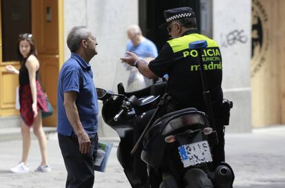 Un policía municipal, de patrulla por el barrio de Lavapiés.