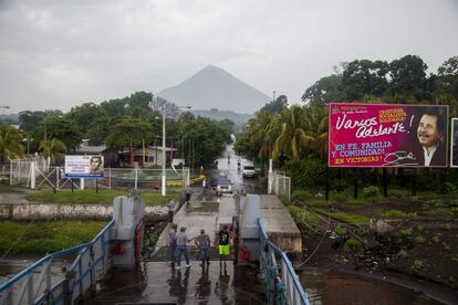 Vista parcial del puerto Gaspar García Laviana en Moyogalpa, con el volcán Concepción en último término.