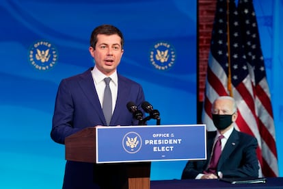 Pete Buttigieg junto al presidente electo de Estados Unidos, Joe Biden, este jueves en Wilmington (Delaware, EE UU).