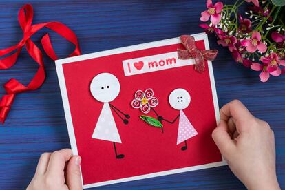 Un niño muestra el regalo que ha hecho para el Día de la Madre.
