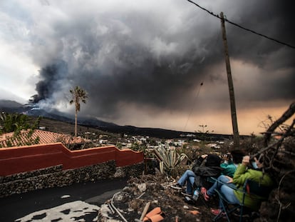 Tourists observing the volcano near the viewpoint of Tajuya, on the island of La Palma.