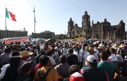 Un grupo de maestros de diferentes estados de México protestan en el zócalo en Ciudad de México, este miércoles.