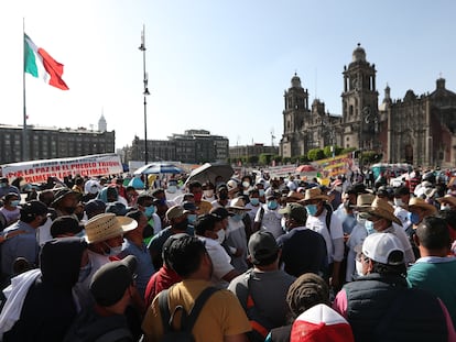 Un grupo de maestros de diferentes estados de México protestan en el zócalo en Ciudad de México, este miércoles.