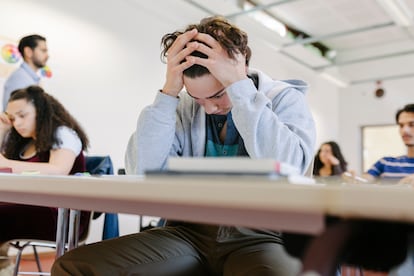 It is important that parents face their children’s request to leave school calmly and without panicking. 