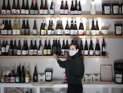 Sara Pastor muestra las más de cincuenta referencias de vinos naturales en su tienda Pastora.