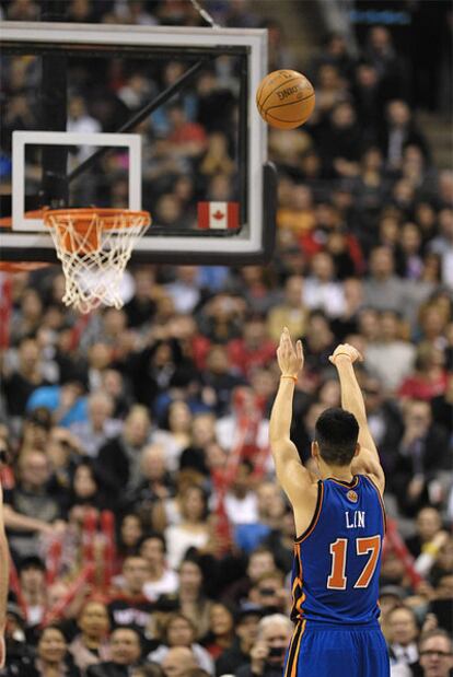 Lin lanza a canasta durante el partido ante los Raptors.
