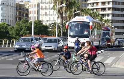 El Ayuntamiento de Valencia ha realizado cortes parciales de tráfico para facilitar la circulación de cientos de ciclistas por la ciudad. 