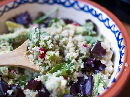 Ensalada de aguacate, quinua y habas