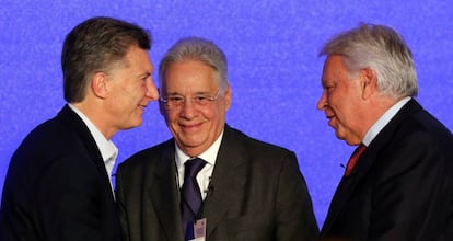 O presidente Mauricio Macri e os ex-presidentes Fernando Henrique Cardoso e Felipe González durante o encontro organizado em Buenos Aires pelo Círculo de Montevidéu.