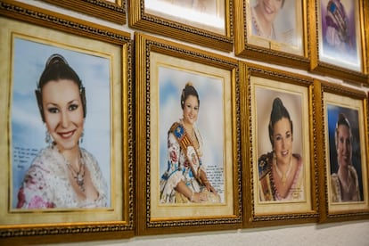 Galería de fotos de falleras. El cargo más importante es el de Fallera Mayor, mujer que se convierte en representante de una comisión fallera durante todo un año.