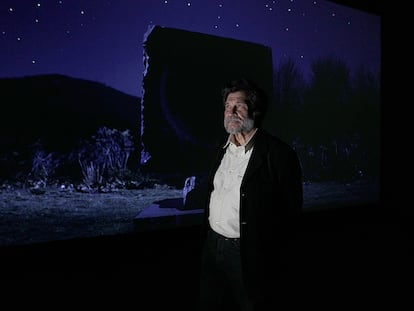 Víctor Erice, ante una de sus videoinstalaciones expuestas en el Museo de Bellas Artes de Bilbao en 2019.