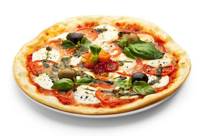 <p>A Luca Gatti, chef de la embajada de Italia, esto le exaspera: "Las pizzas y las pastas que conocemos <strong>derivan más de la moda americana que de la tradición italiana</strong>".</p> <p>Ellos no son los únicos culpables: los españoles ponemos tomate frito dulce. "Aquí se usa tomate cocinado con mucho azúcar y nosotros <strong>tomate fresco, pelado y triturado, nada más</strong>".</p>
