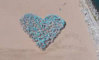 Mil niños de Zumaia forman un corazón para el videoclip del proyecto solidario Mareaurdina.