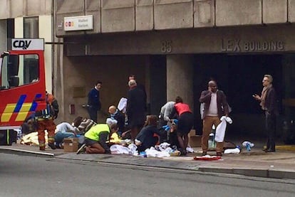 Personal sanitario socorren a varias personas en el exterior de la estación de metro de Maalbeek en Bruselas, el 21 de marzo de 2016.