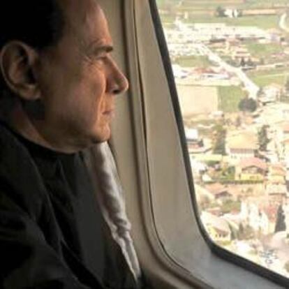 Berlusconi sobrevuela el área afectada por el terremoto