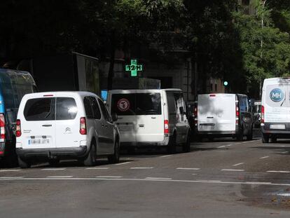 Furgonetas de reparto de mercancías en la calle Ferraz de Madrid.