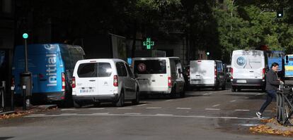 Furgonetas de reparto de mercancías en la calle Ferraz de Madrid.