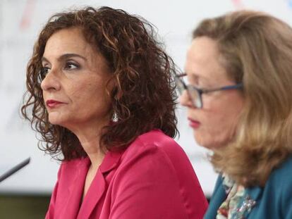 La ministra Portavoz y de Hacienda, María Jesús Montero (izquierda) y la vicepresidenta tercera y ministra de Asuntos Económicos y Transformación Digital, Nadia Calviño.