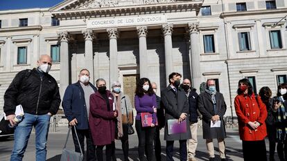 Víctimas de abusos sexuales de miembros de la Iglesia, la semana pasada a las puertas del Congreso, con los diputados de Unidas Podemos Sofía Castañón y Jaume Asens (ambos con carpetas moradas).