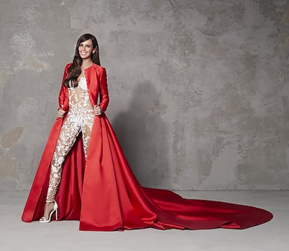 Pedroche con el vestido rojo que cubría el mono de transparencias de Pronovias.