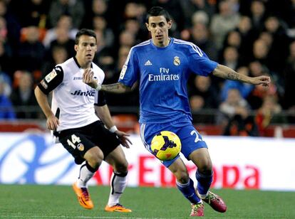 Di María protege el balón ante Bernat