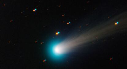 Imagen del cometa Ison formada por varias tomas hechas con diferentes filtros, el 15 de noviembre, con el  telescopio Trappist del observatorio  de La Silla (en Chile).