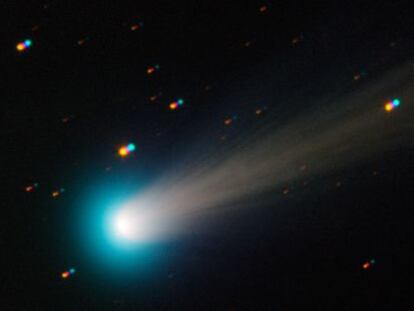 Imagen del cometa Ison formada por varias tomas hechas con diferentes filtros, el 15 de noviembre, con el telescopio Trappist del observatorio de La Silla (en Chile).