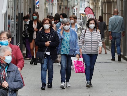 Varias personas con mascarilla caminan por la calle de Viveiro (Lugo), el martes.