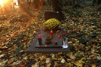 Unas velas y un ramo de flores decoran esta tumba en el cemeneterio de Budapest.