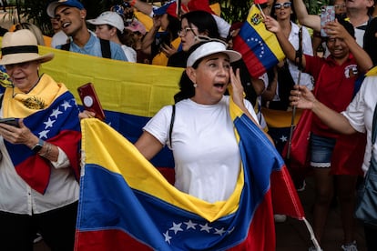 Venezolanos residentes en Panamá, también acudieron al llamado internacional y se congregaron frente a la sede diplomática de Venezuela en el país centroamericano.  