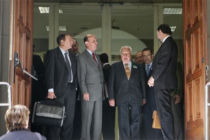 Rajoy (primero por la derecha), en la puerta del Congreso, junto al ex presidente del Tribunal Constitucional Manuel Jiménez de Parga (centro) y Andrés Ollero, tras la reunión del líder del PP con catedráticos de Derecho.