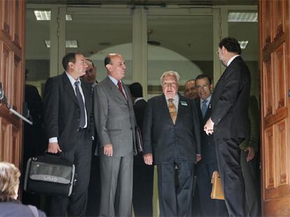 Rajoy (primero por la derecha), en la puerta del Congreso, junto al ex presidente del Tribunal Constitucional Manuel Jiménez de Parga (centro) y Andrés Ollero, tras la reunión del líder del PP con catedráticos de Derecho.