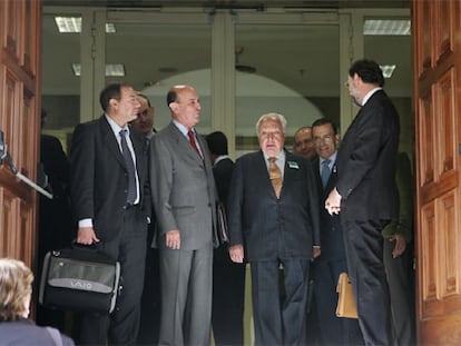 Rajoy (primero por la derecha), en la puerta del Congreso, junto al ex presidente del Tribunal Constitucional Manuel Jiménez de Parga (centro) y Andrés Ollero, tras la reunión del líder del PP con catedráticos de Derecho.