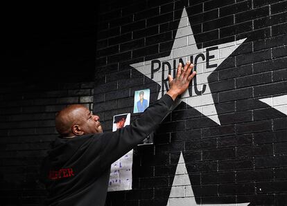 Un seguidor del cantante Prince rinde homenaje al icono del pop en el local donde comenzó a tocar en Minneapolis, Minnesota.