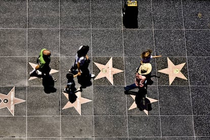 En el distrito de Hollywood, en Los Ángeles (en la foto el Paseo de la Fama, en Hollywood Boulevard), cada dos avenidas hay un estudio de grabación en el que se ruedan, siempre en interior, comedias de situación. 'Dexter', 'Alf', 'El príncipe de Bel-Air', 'Dos hombres y medio', 'True Blood'... Acudir como público a la grabación de un capítulo forma parte del atractivo turístico de una ciudad con otras zonas en lo más alto del ránking de GoCompare, como el Downtown o Venice Beach (donde estaban 'Los vigilantes de la playa'). Escenarios habituales de series policiacas como 'The Closer', 'Numb3rs', 'NCIS: Los Ángeles' o 'Life'.