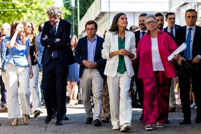 De izquierda a derecha, Andrea Levy, Ernest Urtasun, José Luis Martínez-Almeida, la reina Letizia, y la organizadora de la Feria del Libro, Eva Orúe.