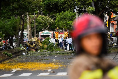Integrantes de la fuerza aérea, policía y bombreros en la zona del atentado, en Cali (Colombia).