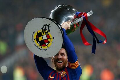 Leo Messi alza el trofeo después del partido frente al Levante.
