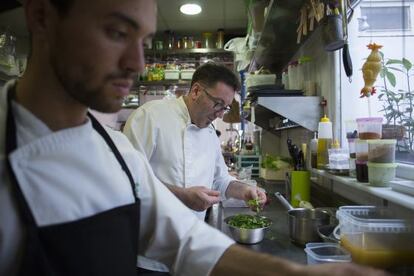 Miquel Ruiz, en la cocina de El Baret de Miquel, en D&eacute;nia. 