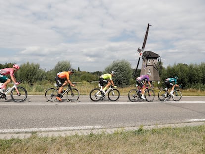 Grupo de escapados durante la segunda etapa de La Vuelta 2022.