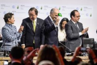 La secretaria ejecutiva de la Convención de Cambio Climático, Christiana Figueres; el secretario general de Naciones Unidas, Ban Ki-moon; el ministro de Asuntos Exteriores de Francia, Laurent Fabius, y el presidente francés, François Hollande, celebran el acuerdo alcanzado en París el pasado 12 de diciembre.