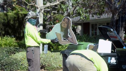 Un cartel con la imagen de la actriz Ana de Armas, tirado en un contenedor de Los Ángeles, California, en enero de 2021.