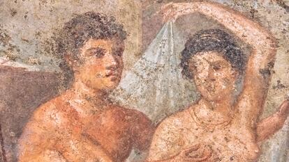 Fresco romano en un prostíbulo de Pompeya, en el que un hombre toca el pecho a una prostituta.