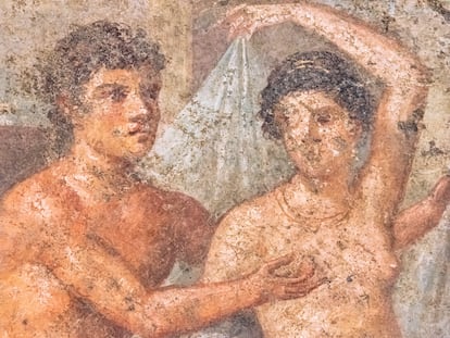 Fresco romano en un prostíbulo de Pompeya, en el que un hombre toca el pecho a una prostituta.