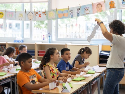 La profesora Nesa Bermejo, referente del programa Florence, imparte una clase de fracciones a los alumnos de 5º de primaria de la escuela Giroi de La Garriga (Barcelona).